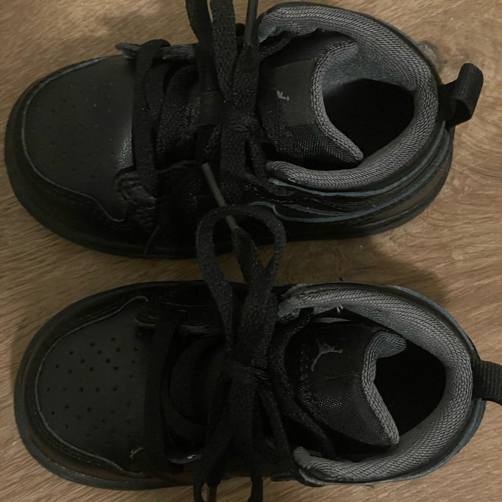 Nike ‘Black out’ Jordan 1 SE size 5C - Picture 8 of 9